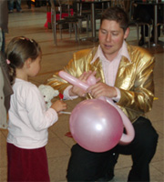 Ballonkongen laver et ballondyr til et barn